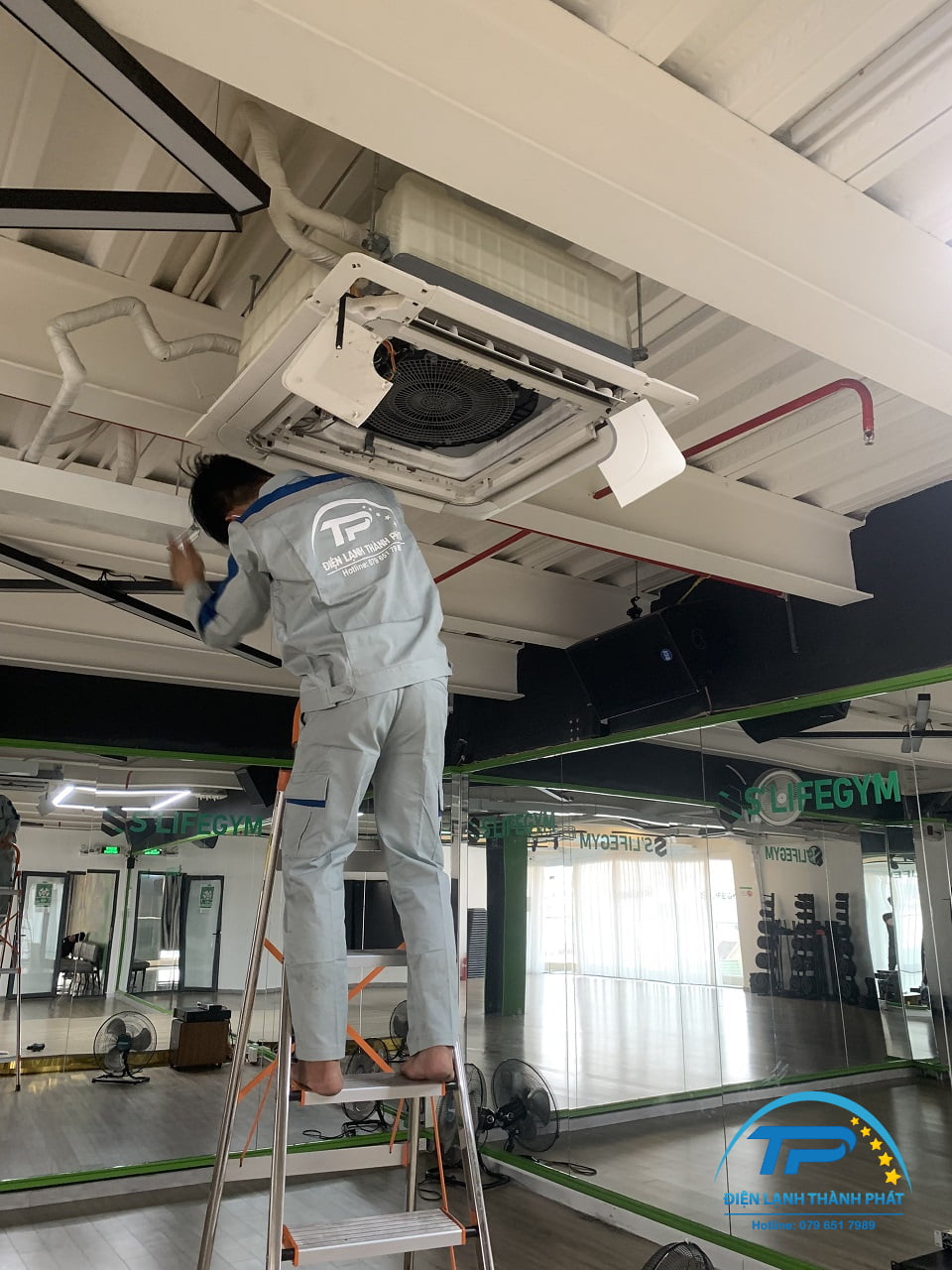 Vệ sinh máy lạnh tại nhà giúp bạn tiết kiệm chi phí sửa chữa, thay mới.