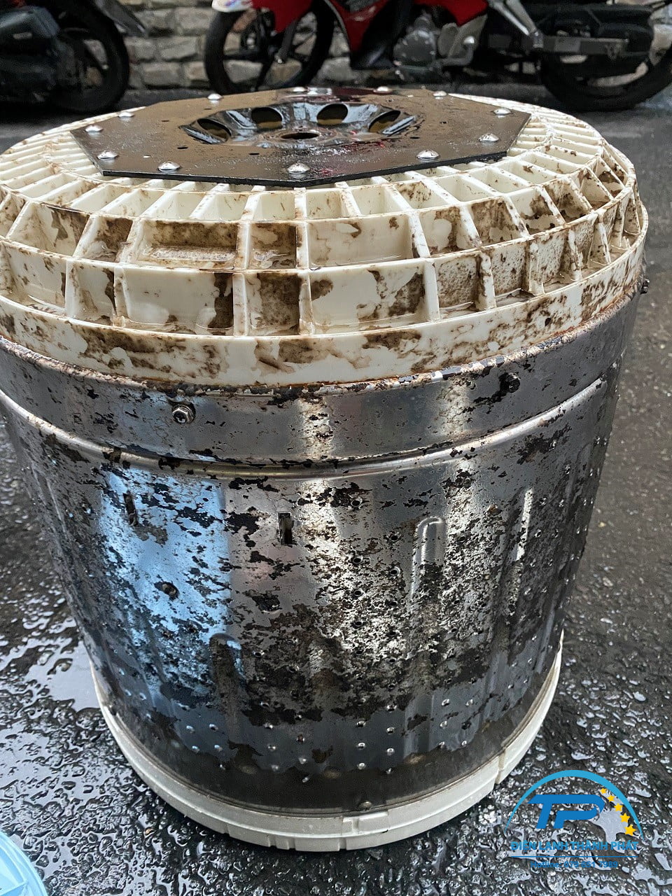 Vệ sinh máy giặt giá rẻ.